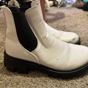 Ladies size 6 Chelsea boots